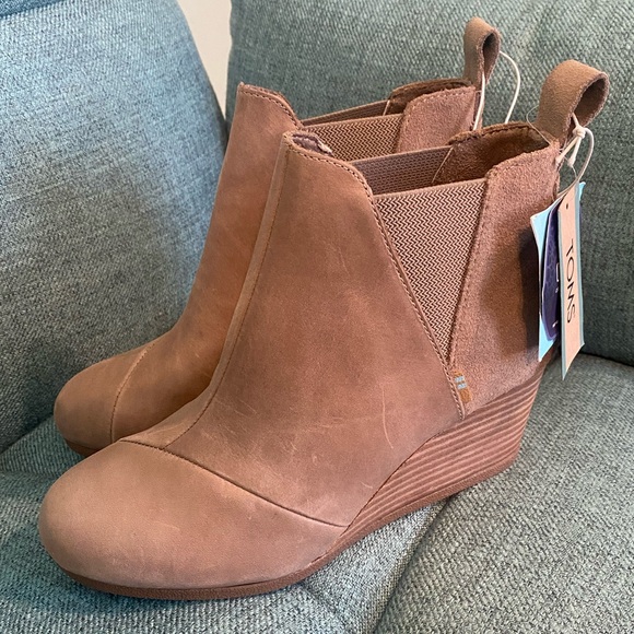 Toms Shoes - NWT Toms Women’s  Kelsey Boots in Taupe Grey Leather/Suede Size 7